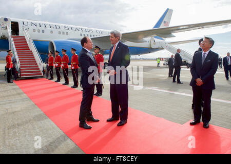 Le secrétaire d'Etat John Kerry, flanqué de l'ambassadeur américain à l'Albanie Donald Lu, s'entretient avec le Président albanais Bujar Nishani après son arrivée à l'Aéroport International de Tirana à Tirana, Albanie, le 14 février 2016, pour une visite bilatérale et des réunions avec le Premier Ministre et Ministre des affaires étrangères. [Ministère de l'État photo/ Domaine Public] Banque D'Images