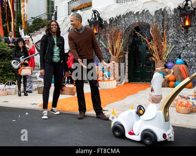 30 octobre, 2015 "Le Président et la Première Dame réagir à un enfant dans un costume de pape et mini car ils papamobile accueillait les enfants lors d'un événement d'Halloween à la Maison Blanche." (White House Photo by Pete Souza) Banque D'Images