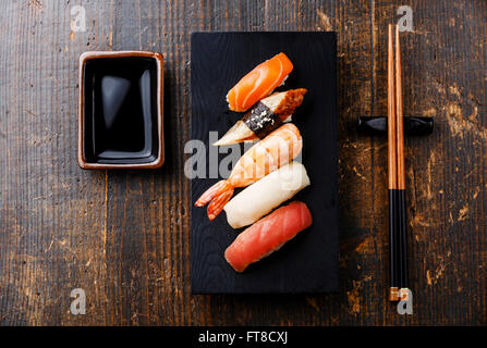 Nigiri sushi set et sauce de soja sur fond de table en bois Banque D'Images