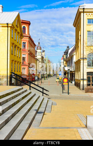 Kristianstad, Suède - 20 mars 2016 : rue piétonne dans la ville. C'est dimanche et les magasins sont fermés. Sunny Fine da Banque D'Images