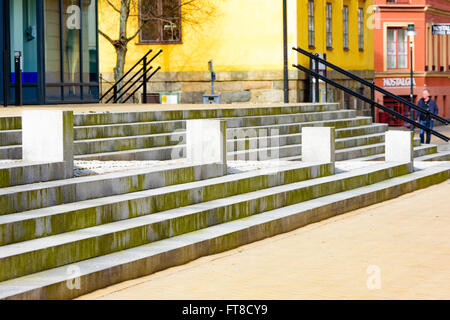 Kristianstad, Suède - 20 mars 2016 : escalier de granit sur une petite place du village, un beau jour de printemps. Banque D'Images