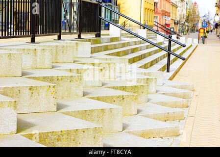 Kristianstad, Suède - 20 mars 2016 : escalier de granit sur une petite place du village, un beau jour de printemps. Banque D'Images