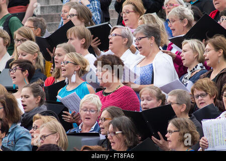 Les processions de chœur pendant l'Art va Kapakka inauguration. La place du Sénat, Helsinki, Finlande. Banque D'Images