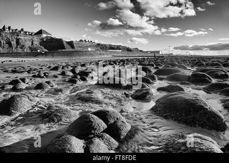 Plage de Hunstanton avec les rochers couverts d'algues et les falaises carstone. Monochrome Banque D'Images