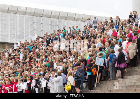 Les processions de chœur pendant l'Art va Kapakka inauguration. La place du Sénat, Helsinki, Finlande. Banque D'Images