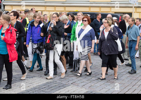 Les processions de chœur pendant l'Art va Kapakka inauguration. La place du Sénat, Helsinki, Finlande. Banque D'Images