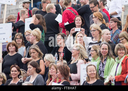 Les processions de chœur pendant l'Art va Kapakka inauguration. La place du Sénat, Helsinki, Finlande. Banque D'Images