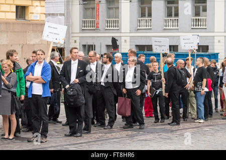 Les processions de chœur pendant l'Art va Kapakka inauguration. La place du Sénat, Helsinki, Finlande. Banque D'Images