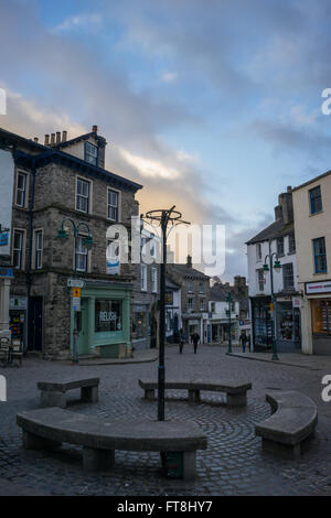 Coucher du soleil à Kendal après une journée de travail. Banque D'Images