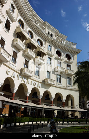 L'Olympion cinema bâtiment néoclassique (vue extérieure), de la place Aristotelous. Le centre-ville de Thessalonique, Grèce. Banque D'Images