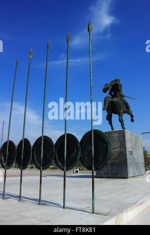 Monument d'Alexandre le grand commandant et héros grec sur son cheval Bucephalus avec rangée de lances et de boucliers en avant-plan. Banque D'Images