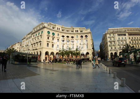 L'Olympion cinema bâtiment néoclassique (à gauche) et la place Aristotelous. Le centre-ville de Thessalonique, Grèce. Banque D'Images