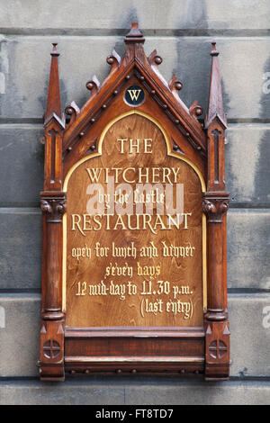 Édimbourg, Ville d'Édimbourg, Écosse. Plaque en bois à l'extérieur de la sorcellerie restaurant, l'un des sites les plus célèbres de la ville. Banque D'Images