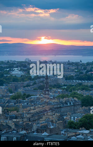 Édimbourg, Ville d'Édimbourg, Écosse. Vue depuis Calton Hill à l'estuaire de la Forth et éloigné de la côte de Fife, le coucher du soleil. Banque D'Images