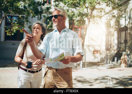 D'âge mûr'explorer une ville étrangère. Couple à l'aide de la carte et à la direction. Banque D'Images