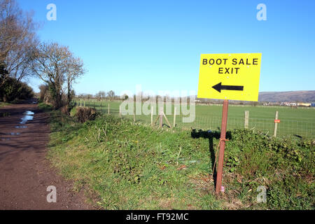 Car Boot Sale des enseignes de sortie sur une route de campagne à Cheddar, Somerset. Mars 2016 Banque D'Images