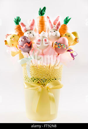 Easter cake pops concept dans le panier sur fond blanc Banque D'Images