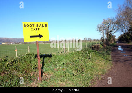 Car Boot Sale des enseignes de sortie sur une route de campagne à Cheddar, Somerset. Mars 2016 Banque D'Images