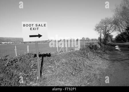 Car Boot Sale des enseignes de sortie sur une route de campagne à Cheddar, Somerset. Mars 2016 Banque D'Images