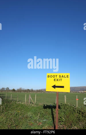 Car Boot Sale des enseignes de sortie sur une route de campagne à Cheddar, Somerset. Mars 2016 Banque D'Images