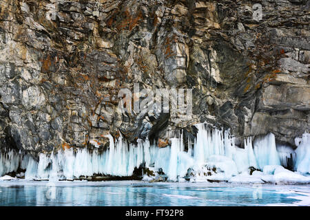 Rock formation de glace et lac gelé sous Banque D'Images