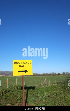 Car Boot Sale des enseignes de sortie sur une route de campagne à Cheddar, Somerset. Mars 2016 Banque D'Images