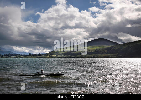 Rameur sur Kawarau près de Queentown sur un jour de tempête, Otago, île du Sud, Nouvelle-Zélande Banque D'Images