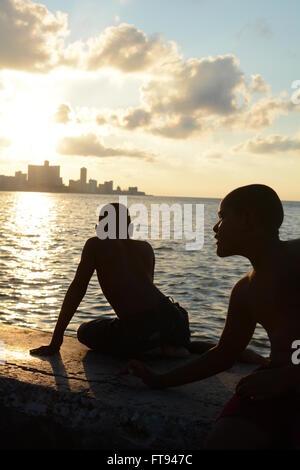 Deux garçons jouer sur le Malecon, La Havane Banque D'Images