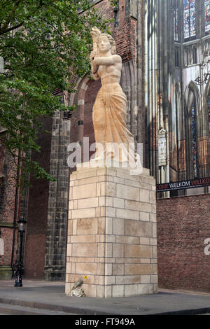 War Memorial statue à la lutte pour la liberté pendant la Seconde Guerre mondiale, Domplein, Utrecht, Pays-Bas. Banque D'Images