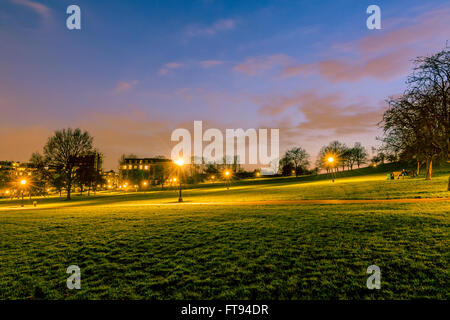 Début du printemps nuit à Primrose Hill Park à Londres, Angleterre, RU Banque D'Images