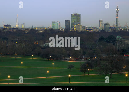 Vue de la ville au crépuscule de Primrose Hill à Londres Angleterre Royaume-uni Banque D'Images