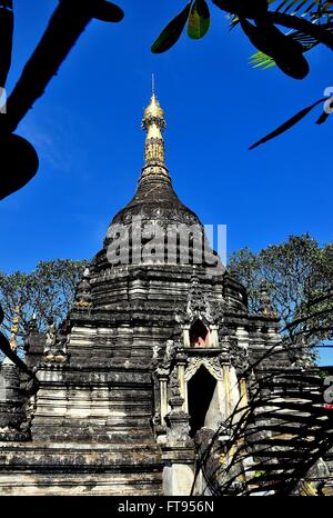 Chiang Mai, Thaland : pierre vieille de plusieurs siècles Chedi en forme de cloche surmontée d'un fleuron doré au Wat Pa Pao * Banque D'Images