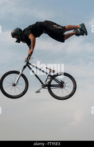 Biker BMX au milieu des airs d'effectuer le saut de saleté. Banque D'Images