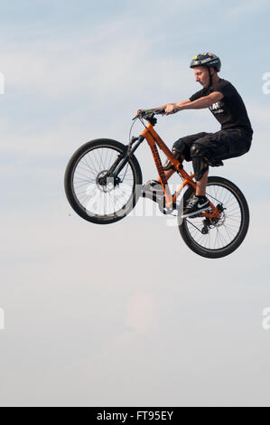 Biker BMX au milieu des airs d'effectuer le saut de saleté. Banque D'Images