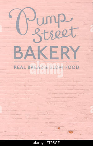 Suffolk Food, vue sur la signalisation et le mur rose de Pump Street Bakery, une boulangerie artisanale populaire à Orford, Suffolk, Angleterre Banque D'Images