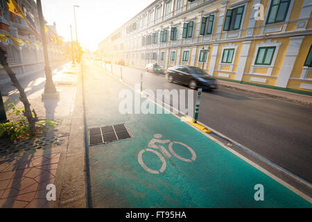 Vélo vert terrain à proximité de la route de Bangkok, Thaïlande. Il y a un soleil jaune en distance en raison de la fin de l'après-midi avant de soleils Banque D'Images