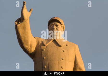 Vue de la statue de l'ancien président Mao Zedong dans la ville de Kashgar, Chine Banque D'Images