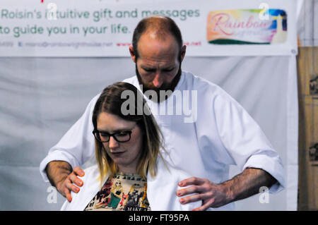 Lisburn, Irlande du Nord. 25 Mar 2016 - Une femme reçoit un massage holistique à une approche globale et spirituelle juste. Banque D'Images