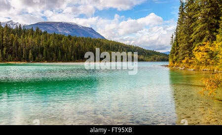 La couleur turquoise du deuxième lac sur la Vallée des cinq lacs Trail dans le parc national Jasper dans les Rocheuses canadiennes célèbres en Alberta, Canada Banque D'Images