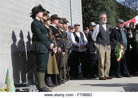 Dublin, Irlande. 25 mars, 2016. Gerry Adams, président du Sinn Fein, attend pour livrer un discours à Dublin aujourd'hui comme de l'aprt 1916 Activités du Centenaire. Credit : reallifephotos/Alamy Live News Banque D'Images