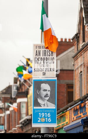 L'Ouest de Belfast, en Irlande. 25 mars, 2016. Sinn Fein relié à un lampost affiches dans l'Ouest de Belfast. On se prépare à commémorer le 100e anniversaire de l'Insurrection de Pâques Crédit : Bonzo/Alamy Live News Banque D'Images