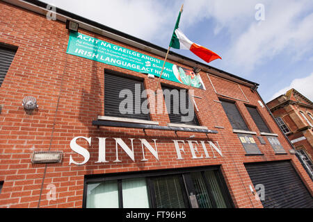 L'Ouest de Belfast, en Irlande. 25 mars, 2016. Le Sinn Fein Bureau sur la Falls Road. On se prépare à commémorer le 100e anniversaire de l'Insurrection de Pâques commencent dans l'Ouest de Belfast Crédit : Bonzo/Alamy Live News Banque D'Images