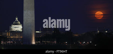 Washington, DC, USA. Mar 23, 2016. WASHINGTON, DC - 23 mars : la pleine lune se lève derrière les monuments au National Mall. © Oliver Contreras/ZUMA/Alamy Fil Live News Banque D'Images