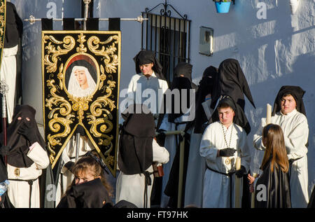 Marbella, Andalousie, espagne. 25 mars 2016. Procession du Vendredi Saint dans village blanc andalou de Mijas, Enfants et adolescents qui participent. La province de Malaga. Credit : Perry Van Munster/ Alamy Live News Banque D'Images