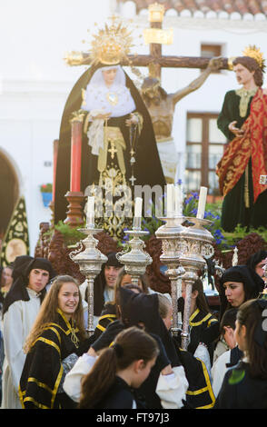 Marbella, Andalousie, espagne. 25 mars 2016. Flotteur en repos dans le Vendredi saint procession en blanc andalou village de Mijas, Malaga Province. Credit : Perry Van Munster/ Alamy Live News Banque D'Images