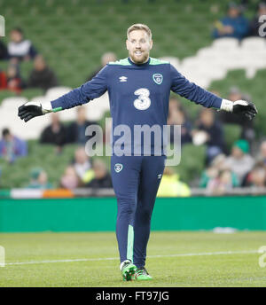 Aviva Stadium de Dublin, Irlande. Mar 25, 2016. Le Football International Friendly l'Irlande contre la Suisse. L'Irlande Gardien Rob Elliot se réchauffe. © Plus Sport Action/Alamy Live News Banque D'Images