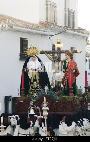 Marbella, Andalousie, espagne. 25 mars 2016. Pénitents portant le flotteur. Procession du Vendredi Saint dans village blanc andalou de Mijas, Malaga Province. Credit : Perry Van Munster/ Alamy Live News Banque D'Images