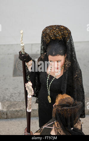 Marbella, Andalousie, espagne. 25 mars 2016. Procession du Vendredi Saint dans village blanc andalou de Mijas, femmes en tenue "traditionnelle antilla voiles noirs'. La province de Malaga. Credit : Perry Van Munster/ Alamy Live News Banque D'Images