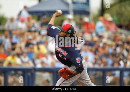 Port Charlotte, en Floride, aux États-Unis. Mar 25, 2016. Vous VRAGOVIC | fois.Le lanceur partant des Twins de Minnesota Ervin Santana (54) dans la première manche du match entre les Rays de Tampa Bay et les Twins du Minnesota à Charlotte Sports Park à Port Charlotte, en Floride, le vendredi 25 mars, 2016. © Vous Vragovic/Tampa Bay Times/ZUMA/Alamy Fil Live News Banque D'Images