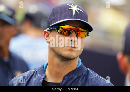 Port Charlotte, en Floride, aux États-Unis. Mar 25, 2016. Vous VRAGOVIC | fois.Rays de Tampa Bay le lanceur partant Jake Odorizzi (23) dans l'abri pendant le jeu entre les Rays de Tampa Bay et les Twins du Minnesota à Charlotte Sports Park à Port Charlotte, en Floride, le vendredi 25 mars, 2016. © Vous Vragovic/Tampa Bay Times/ZUMA/Alamy Fil Live News Banque D'Images